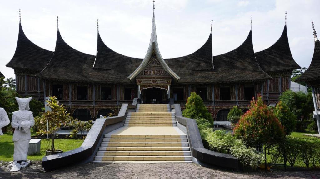 Kyriad Bumiminang Hotel Padang  Exterior foto