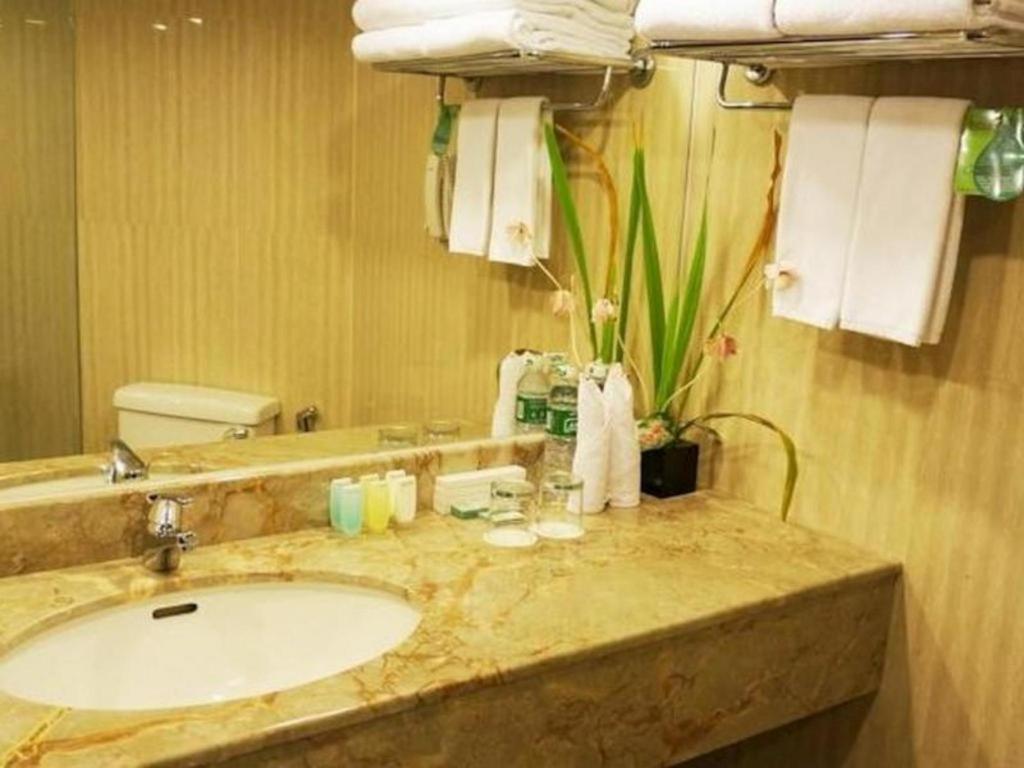 Kyriad Bumiminang Hotel Padang  Exterior foto