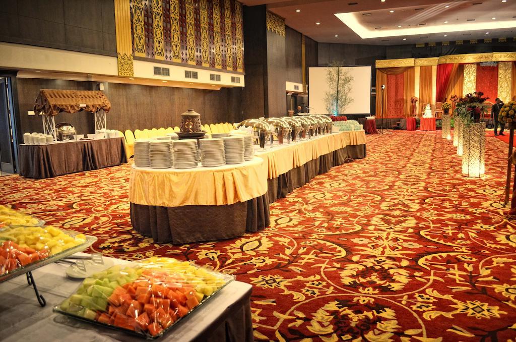 Kyriad Bumiminang Hotel Padang  Exterior foto